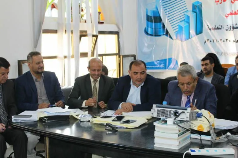 اجتماعا برئاسة وزير التعليم العالي يناقش التقرير السنوي لجامعة جينيس للعلوم والت...
