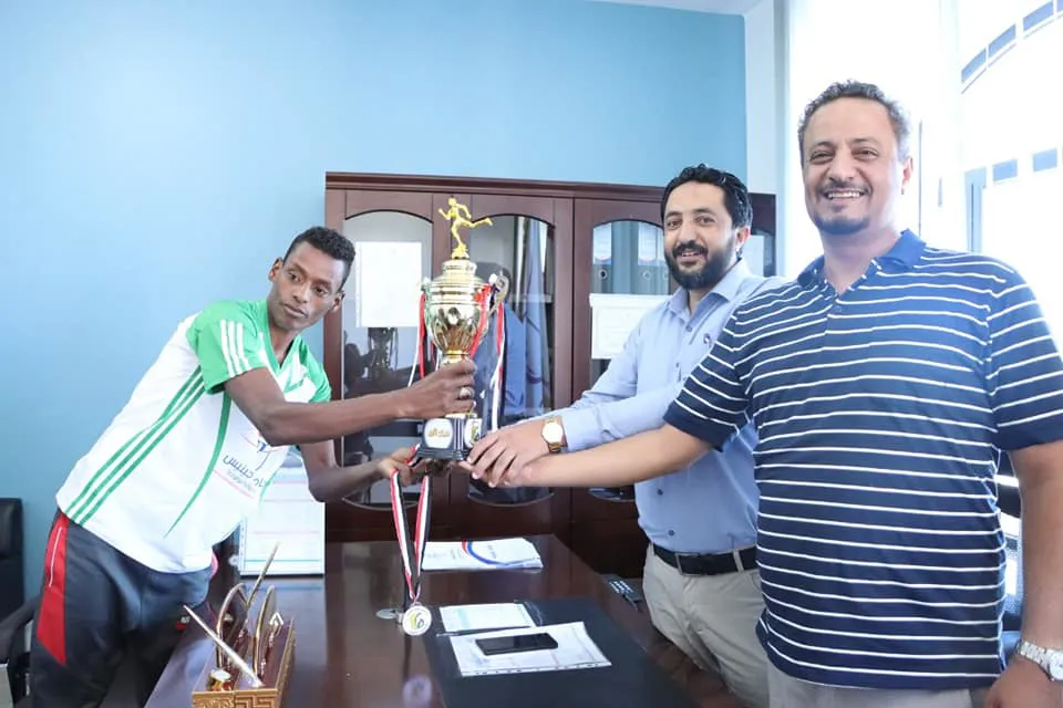 تكريم فريق الجامعة لالعاب القوى الفائز بمارثون الجامعات اليمنية   كرم رئيس مجلس ...
