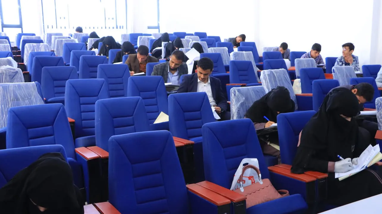 جانب من امتحانات المفاضلة للطلاب المتقدمين  في كلية الطب والعلوم الصحية  للعام ا...